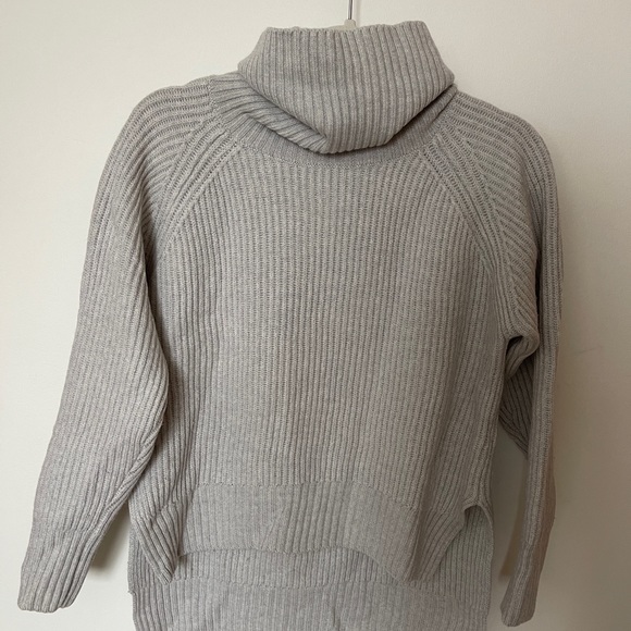 Wilfred Free Aritzia Grey Turtleneck 100% Merino Wool Sweater (Size XS) - Picture 2 of 9